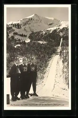 AK Skispringer Toni Brutscher, Sepp Weiler und Heini Klopfer mit der Oberstdorfer Skiflugschanze