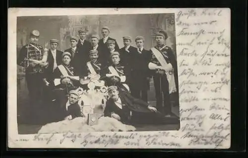 Foto-AK Studenten mit Wappenschildern, Feierliche Versammlung