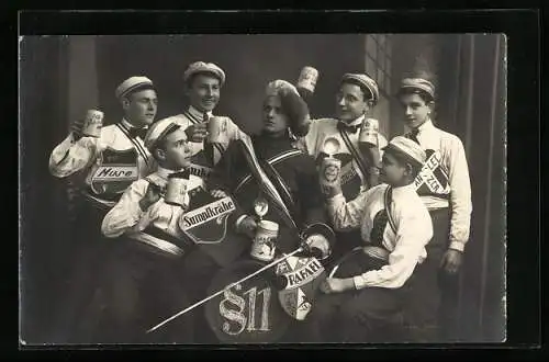 Foto-AK Junge Studenten mit Bierkrügen und Wappenschildern, §11