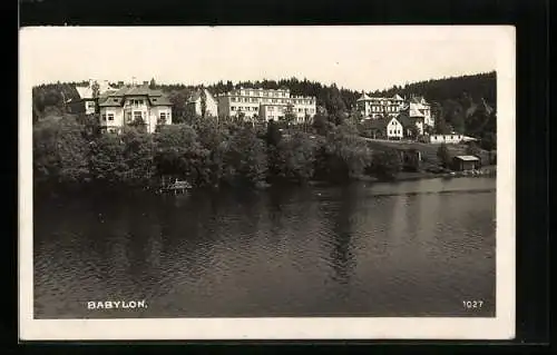 AK Babylon, Blick zu den Villen über den Fluss