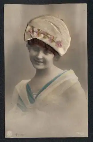 Echt-Haar-AK Hübsche junge Dame mit brünettem Haar unter ihrer weissen Haube