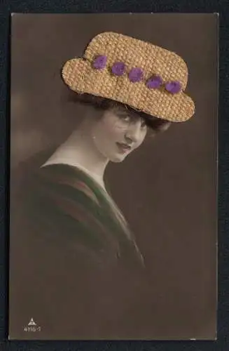 Echt-Haar-AK Hübsche junge Dame mit brünettem Haar unter ihrem Strohhut