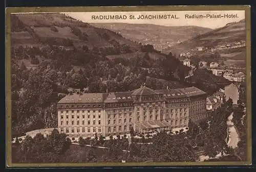 AK St. Joachimstal, Radium-Palast-Hotel mit Strasse und Umgebung aus der Vogelschau