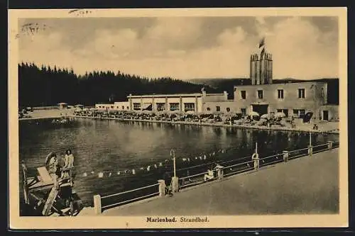 AK Marienbad, Strandbad mit Gebäude und Badegästen