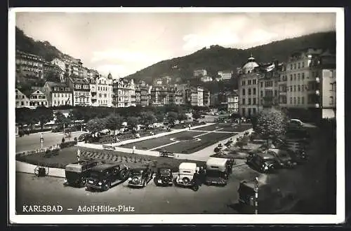 AK Karlsbad, Platz mit parkenden Autos und Bergpanorama