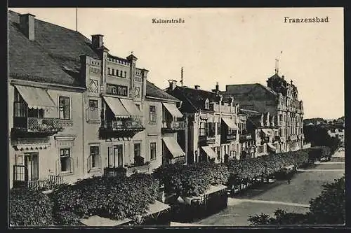 AK Franzensbad, Kaiserstrasse mit Laubenallee aus der Vogelschau