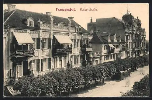 AK Franzensbad, Kaiserstrasse mit Böhmisxher Escompte Bank & Goldener Brunnen