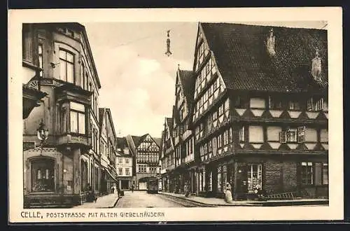 AK Celle, Poststrasse mit alten Giebelhäusern, Strassenbahn