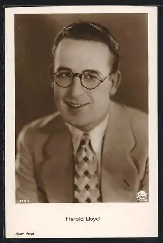 AK Schauspieler Harold Lloyd mit Brille und Krawatte