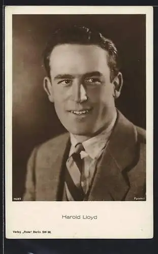 AK Schauspieler Harold Lloyd im Anzug zur Seite lächelnd