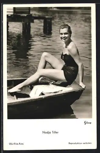 AK Schauspieler Nadja Tiller im Badeanzug auf einem Boot
