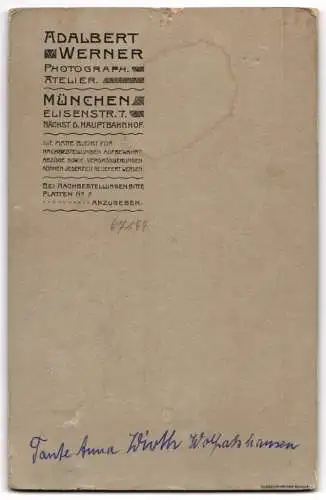 Fotografie Adalbert Werner, München, Elisenstr. 7, Tante Anna Wirth mit stoischem Blick und einem Medaillon