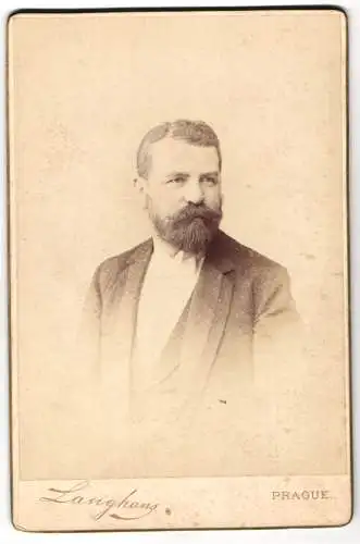 Fotografie Langhans, Prag, Wassergasse 37, Bürgerlicher Herr im Dreiteiler mit Seitenscheitel und Vollbart