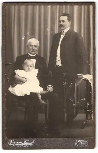 Fotografie Hermann Knauf, Herford, Alter Markt, Drei Generationen Paul Brücker, der Enkel beim Opa auf dem Schoss