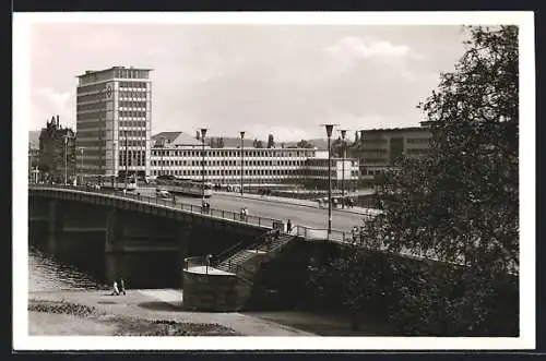 AK Frankfurt-Sachsenhausen, Friedensbrücke, AEG-Hochhaus, Strassenbahn