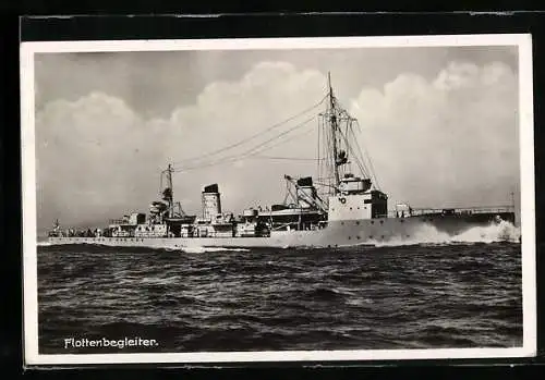 AK Flottenbegleiter der Kriegsmarine in voller Fahrt