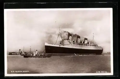 AK Passagierschiff Queen Mary liegt vor Anker
