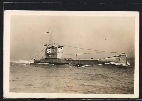 AK Britisches U-Boot in voller Fahrt