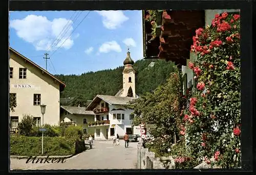AK Unken /Salzburg, Blick auf Strasse mit Kirchturm, Rosen