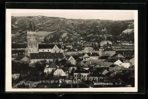 AK Klosterneuburg /N.-Ö., Ortsansicht aus der Vogelschau