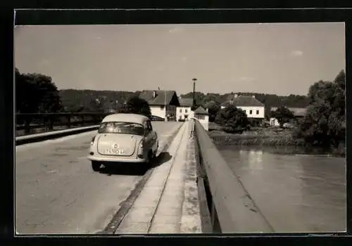 AK Ettenau /Ob.-Österreich, Grenze nach Deutschland, Auto auf der Brücke