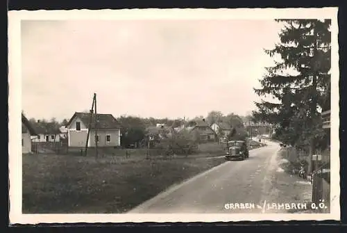 AK Graben b. Lambach, Wohnhäuser und Auto