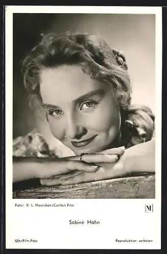 AK Schauspielerin Sabine Hahn lächelt in die Kamera