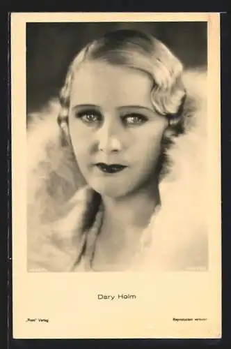 AK Schauspielerin Dary Holm in weissem Pelz