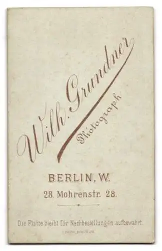Fotografie Wilh. Grundner, Berlin, Mohrenstr. 28, Elegante Dame in tailliertem Kleid