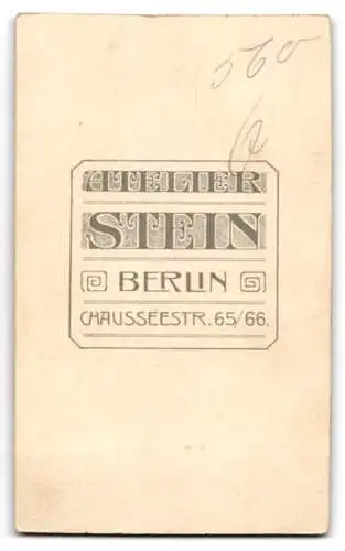 Fotografie Wilhelm Stein, Berlin, Chaussee-Str. 65-66, Kleines Kind im Hemd mit nackigen Füssen