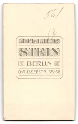 Fotografie Wilhelm Stein, Berlin, Chaussee-Str. 65-66, Modisch gekleideter Junge mit Reifen