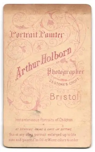 Fotografie Arthur Holborn, Bristol, 25, Stokes Croft, Junger Herr im Anzug mit Buch