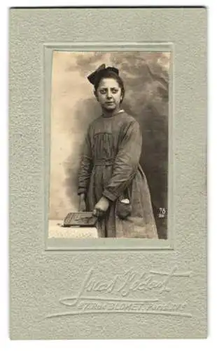 Fotografie Lucas Bédart, Paris, 87, Rue Blomet, Junge Dame im Kleid mit einem Buch