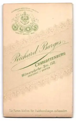 Fotografie Richard Barges, Charlottenburg, Wilmersdorfer-Str. 150, Kleines Kind im Matrosenkleid mit Spielzeugpferd
