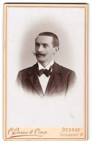 Fotografie C. Burau & Comp., Dessau, Zerbsterstr. 37, Eleganter Herr mit Schnauzbart