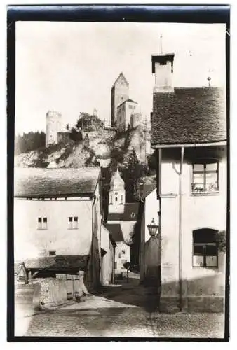 Fotografie W. Apel, Berlin, Ansicht Kipfenberg / Altmühltal, Gasse im Ort mit Blick zur Burg