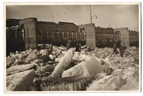 Fotografie unbekannter Fotograf, Ansicht Untertürkheim, Eismassen türmen sich vor der Neckarbrücke im Winter 1928 /29