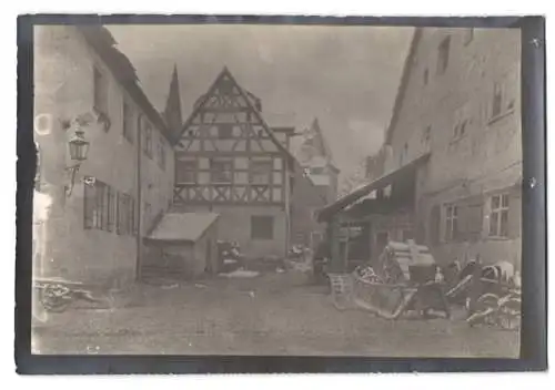 Fotografie W. Apel, Berlin, Ansicht Altdorf bei Nürnberg, Gasse mit Fachwerkhaus im Winter