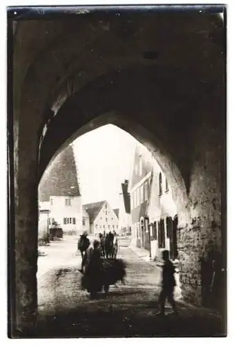 Fotografie W. Apel, Berlin, Ansicht Greding, Strassenansicht durch Stadttor gesehen