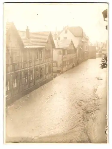 Fotografie unbekannter Fotograf, Ansicht Untertürkheim, Strassenzug bei Hochwasser, Überschwemmung, Flut-Katastrophe