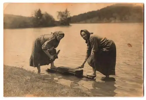 Fotografie Tüchtige Waschfrauen waschen Wäsche im Fluss