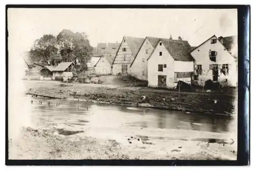 Fotografie W. Apel, Berlin, Ansicht Wendelstein / Mittelfranken, Uferpartie, Flusslauf und Gebäudeansichten