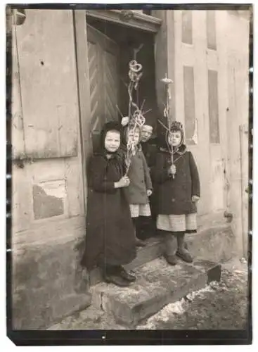 Fotografie Mark / Brandenburg, Kinder beim Karideln, Fastnachtsbrauch in der Mark