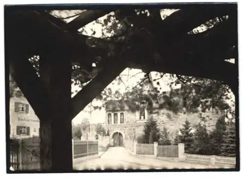 Fotografie W. Apel, Berlin, Ansicht Effeltrich, Kirche von einer Pergola gegenüber gesehen