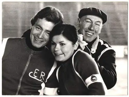 Fotografie Eislauftriner Erich Zeller mit Meisterpaar Corinna Halke & Eberhard Rausch in Garmisch-Partenkirchen 1975