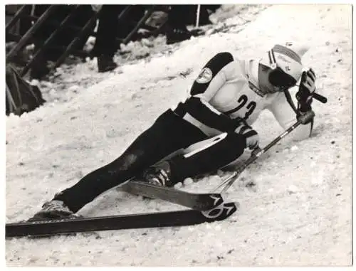 Fotografie Skifahrerin Agnes Vivet stürzt in Garmisch-Partenkirchen 1975