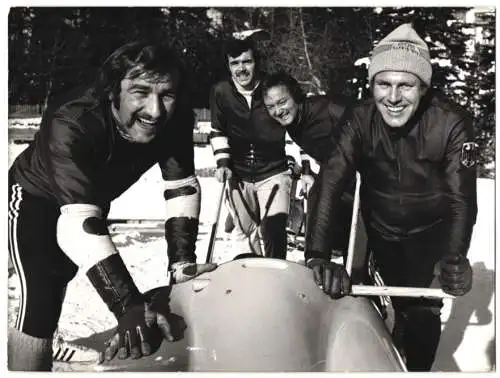 Fotografie Bobpilot Georg Heibl mit seiner Crew in St. Moritz 1975