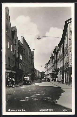 AK Braunau am Inn, Linzerstrasse mit Autos und Geschäften