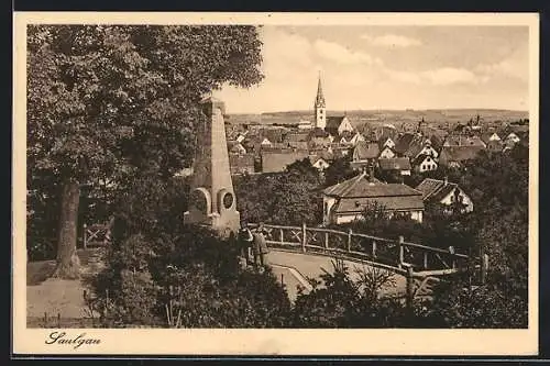 AK Saulgau, Kinder am Schillerdenkmal vor dem Stadtpanorama