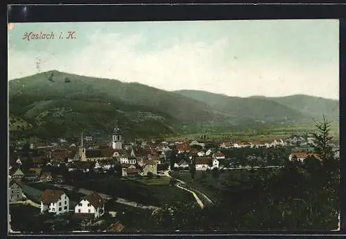 AK Haslach i. K., Ortsansicht vor bewaldeten Bergen